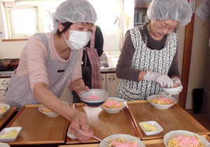 楽しい食事やお茶を準備する様子