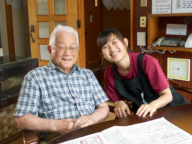 写真：実習生さんと利用者さん